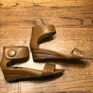 Crown Vintage Peony Wedge Sandals 8.5